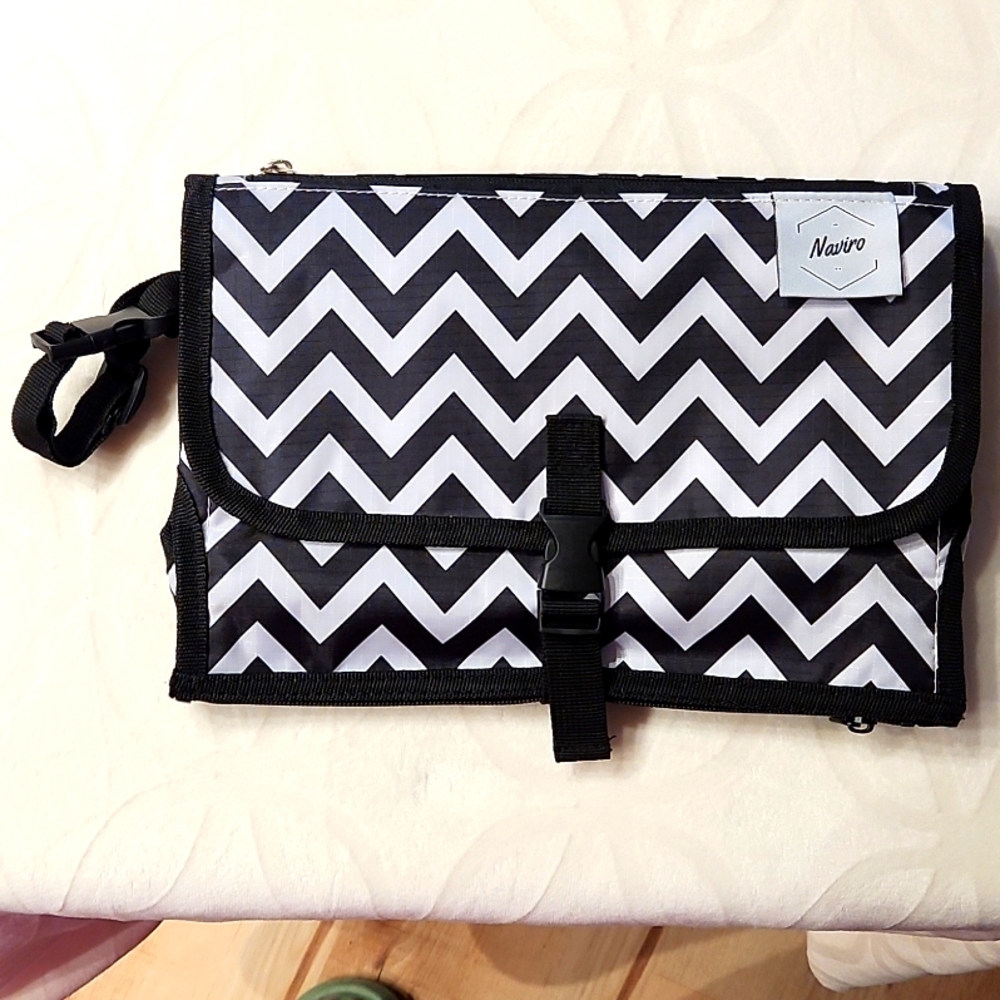 NIVERO BABY NEW SKIP AND GO DIAPER CARRIER CHEVRON BLACK AND WHITE.